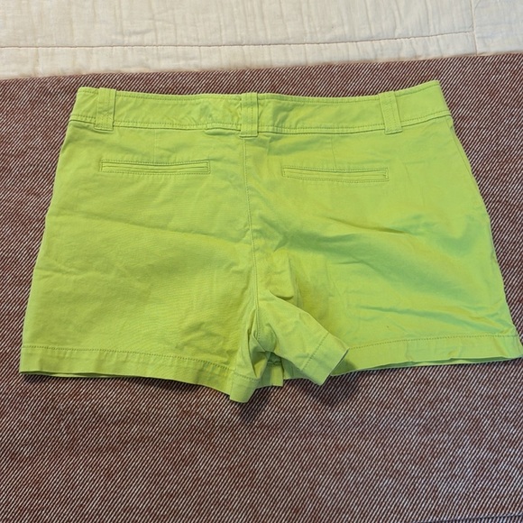 New York & Company // Green Shorts Tailored Cotton Blend - Picture 3 of 3